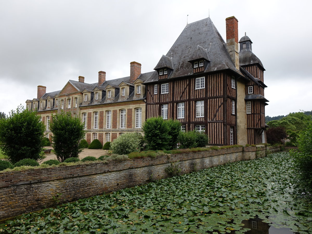 Schloss von Grandchamp-le-Chateau, erbaut im Stil Ludwigs XIV im Haupttrakt und dem Fachwerkbau der Gegend, der Eckpavillon ist einer der hchsten Stnderwerkbauten der Normandie (12.07.2016)