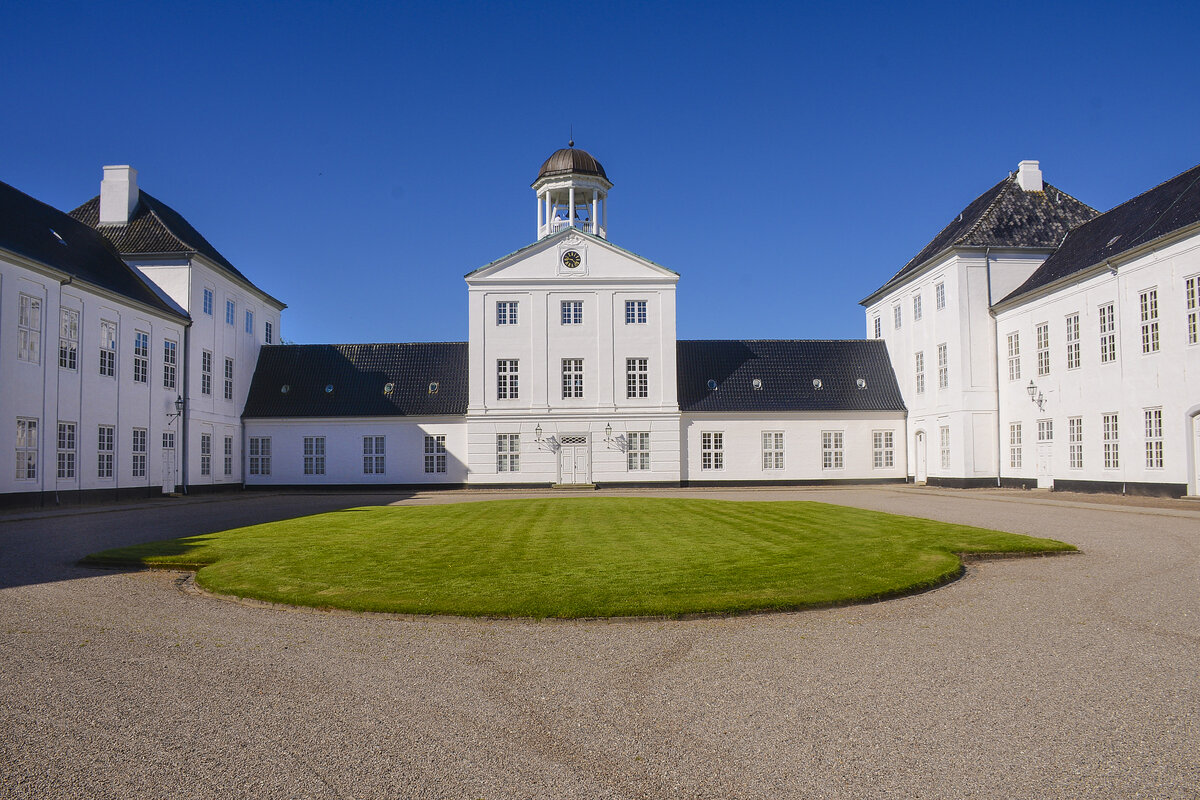 Schloss Gravenstein (dnisch: Grsten Slot) ist die Sommerresidenz des dnischen Knigshauses. Die dnische Knigin Margrethe II. und Familie halten sich blicherweise zwischen Ende Juni und Anfang August auf Schloss Gravenstein auf. Aufnahme: 9. Juni 2021.