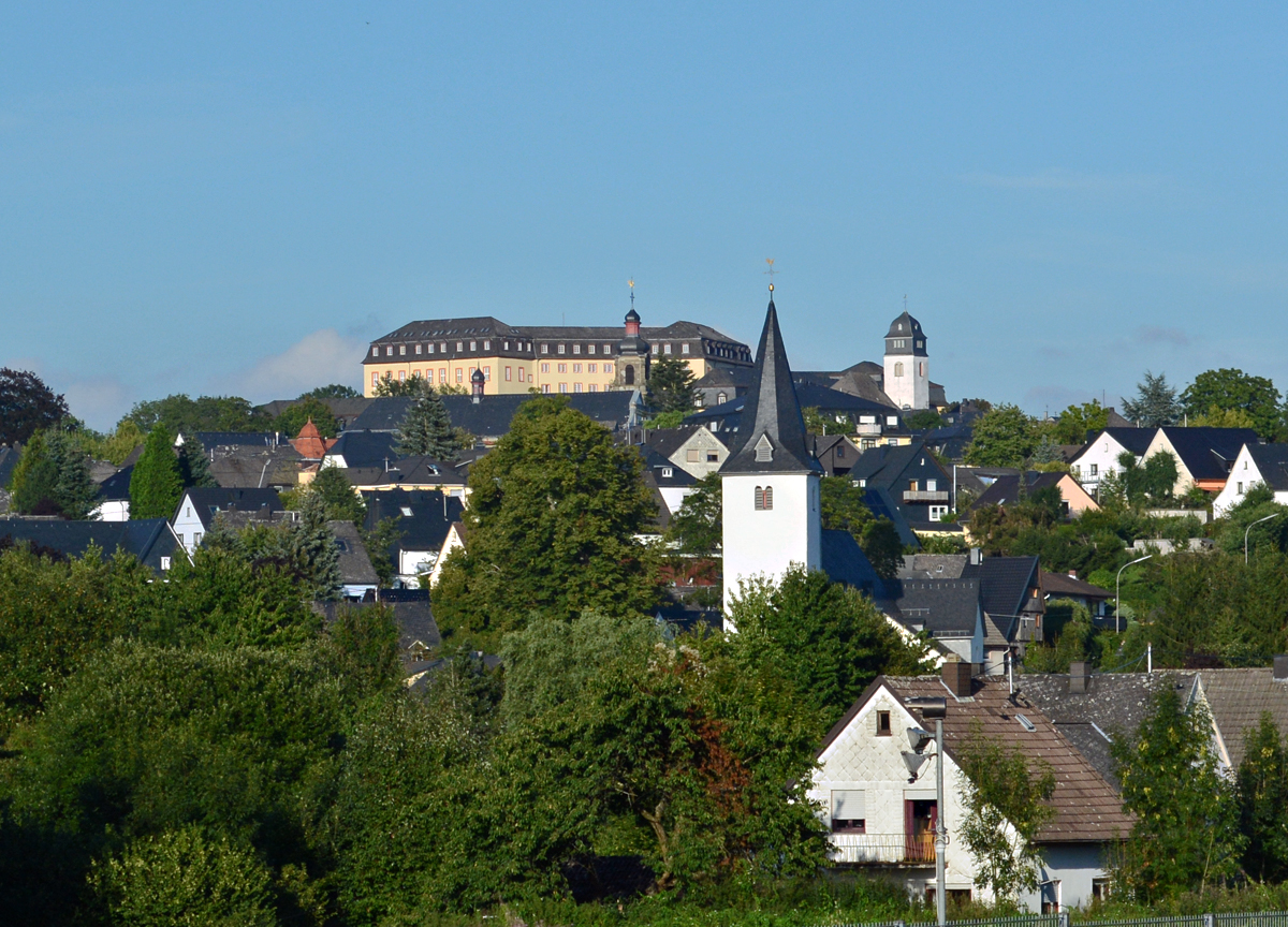 Schloß Hachenburg (Westerwald-Kreis), im Vordergrund die Pfarrkirche  Altstadt-Hachenburg  - 29.08.2015