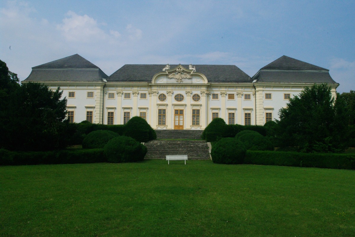 Schloss Halbturn, erbaut von 1701 bis 1711 durch Johann Lucas von Hildebrand fr Kaiser Karl VI, heute Ausstellungsort und Schauplatz der Halbtuner Schlosskonzerte (27.07.2014)