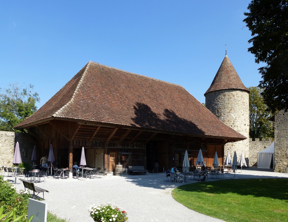 Schlo Hallwyl, der ehemalige Burgstall ist heute Restaurant, daneben der Rundturm, Sept.2015