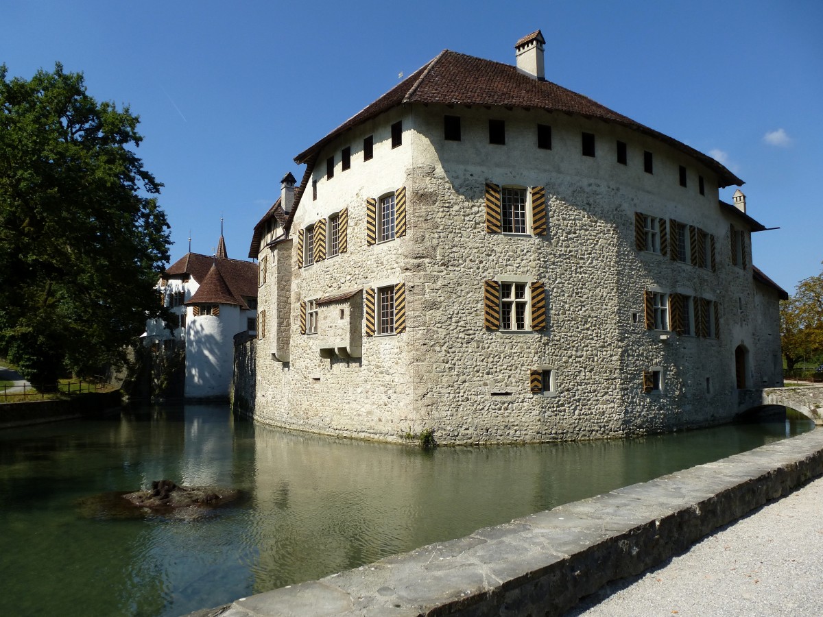 Schlo Hallwyl, Wohnpalais der vorderen Insel, dahinter links das Wohnpalais der hinteren Insel mit dem Archivturm, Sept.2015