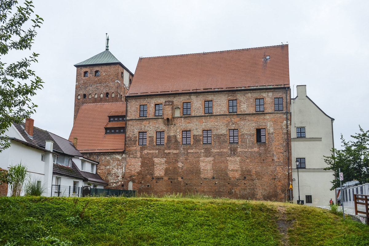 Schloss der Herzge von Pommern (Zamek Książąt Pomorskich) ist das bedeutendste Baudenkmlan von Darłowo (Rgenwalde) und stammt ursprnglich aus dem 14. Jahrhrundert. Im 20. Jahrhundert wurde es zum Detail restauriert. Aufnahme: 22. August 2020.