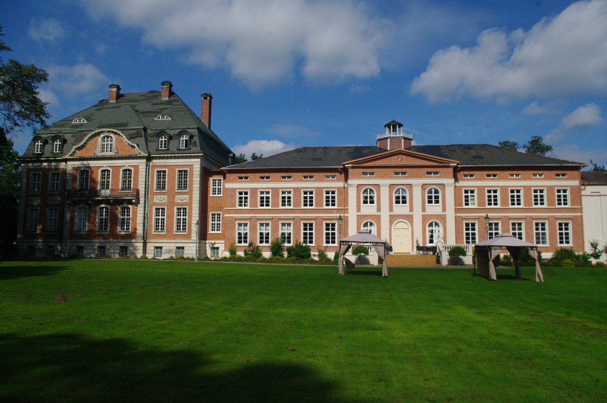 Schloss Karow, rechts das alte Schloss von 1789, links das neue Schloss von 1906 bis 1907, Architekt Ernst Eberhard von Ihne (17.09.2012)