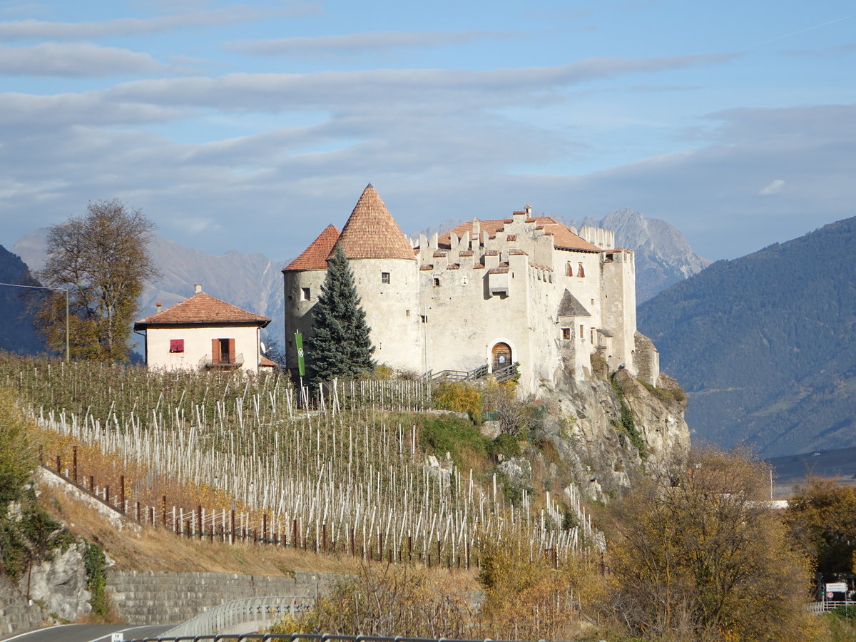 Schloss Kastelbell, das Schloss befindet sich auf einem Felsvorsprung oberhalb der Etschtalstrasse, erbaut um 1200 von den 
Herren von Montalban (01.11.2017)