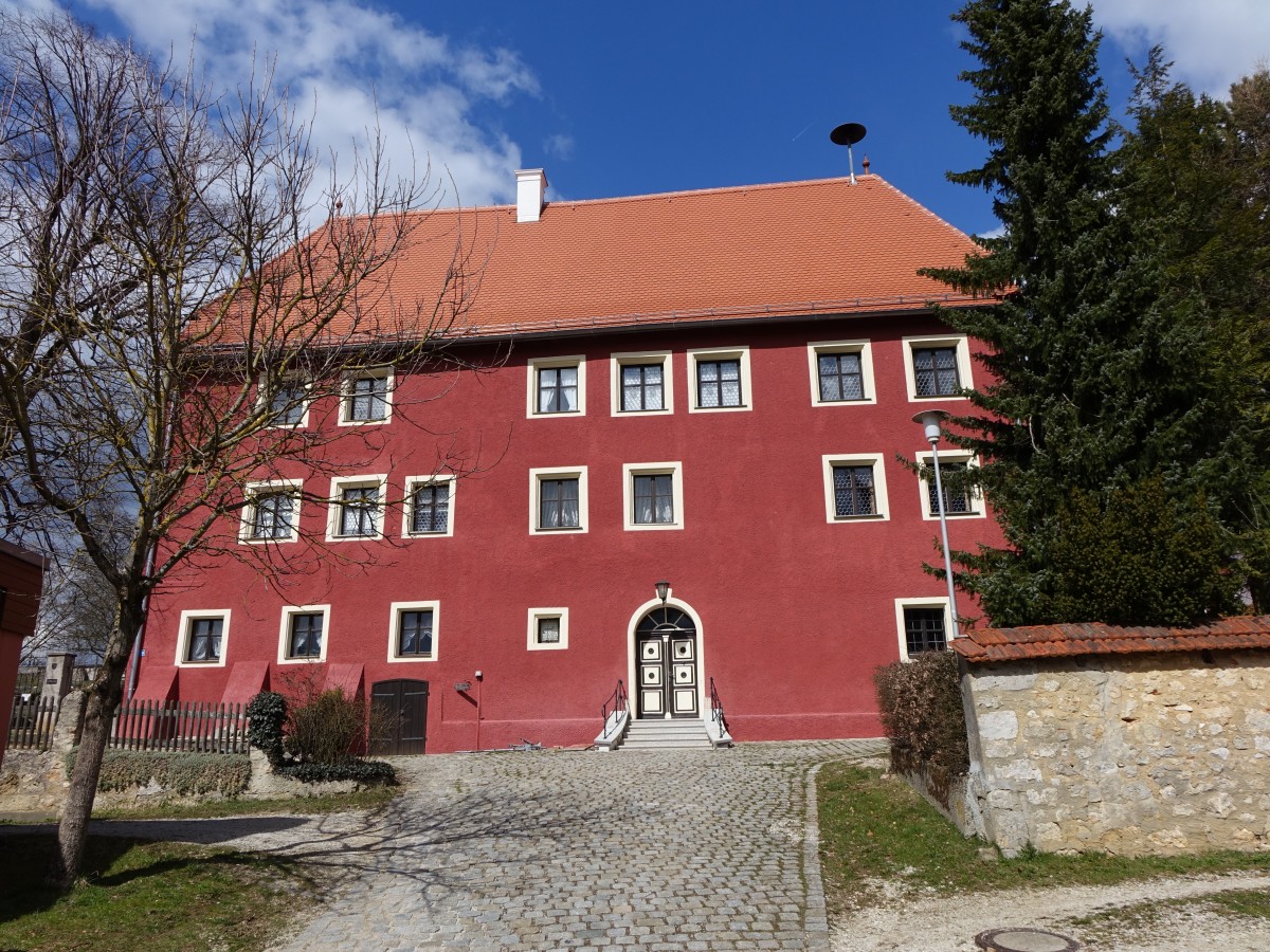 Schloss von Kirchenreinbach, dreigeschossiger Massivbau mit Halbwalmdach, erbaut ab dem 14. Jahrhundert (05.04.2015)