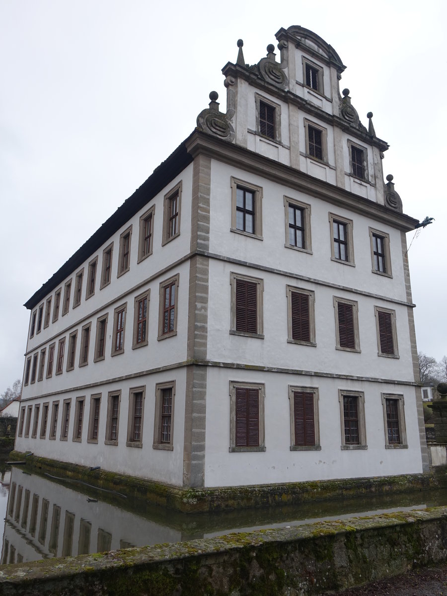 Schloss Kirchlauter, zweiflgeliger und dreigeschossiger Satteldachbau mit Ziergiebeln und Hausteingliederungen, erbaut 1689 von H. Zimmer (26.03.2016)