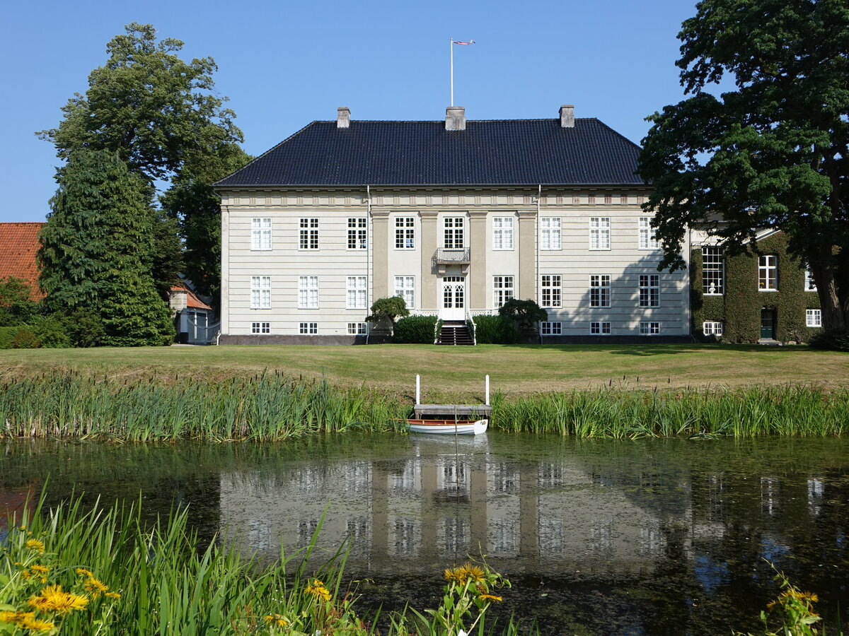 Schloss Korselitse, das neoklassizistische Haus wurde 1777 von Johan Frederik Classen erbaut (18.07.2021)