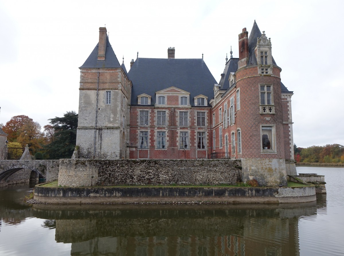 Schloss La Bussire, zweiflgeliger Bau mit hohen schiefergedeckten Dchern, erbaut im 17. Jahrhundert (29.10.2015)