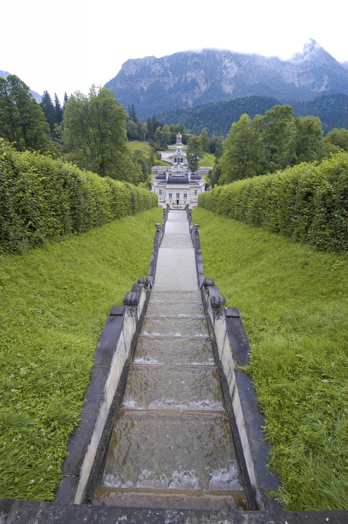 Schloss Lindenhof - Die Kaskaden oberhalb des Neptunbrunnens ist ein Wasserfall mit ber 30 Stufen. Aufnahme: August 2008.