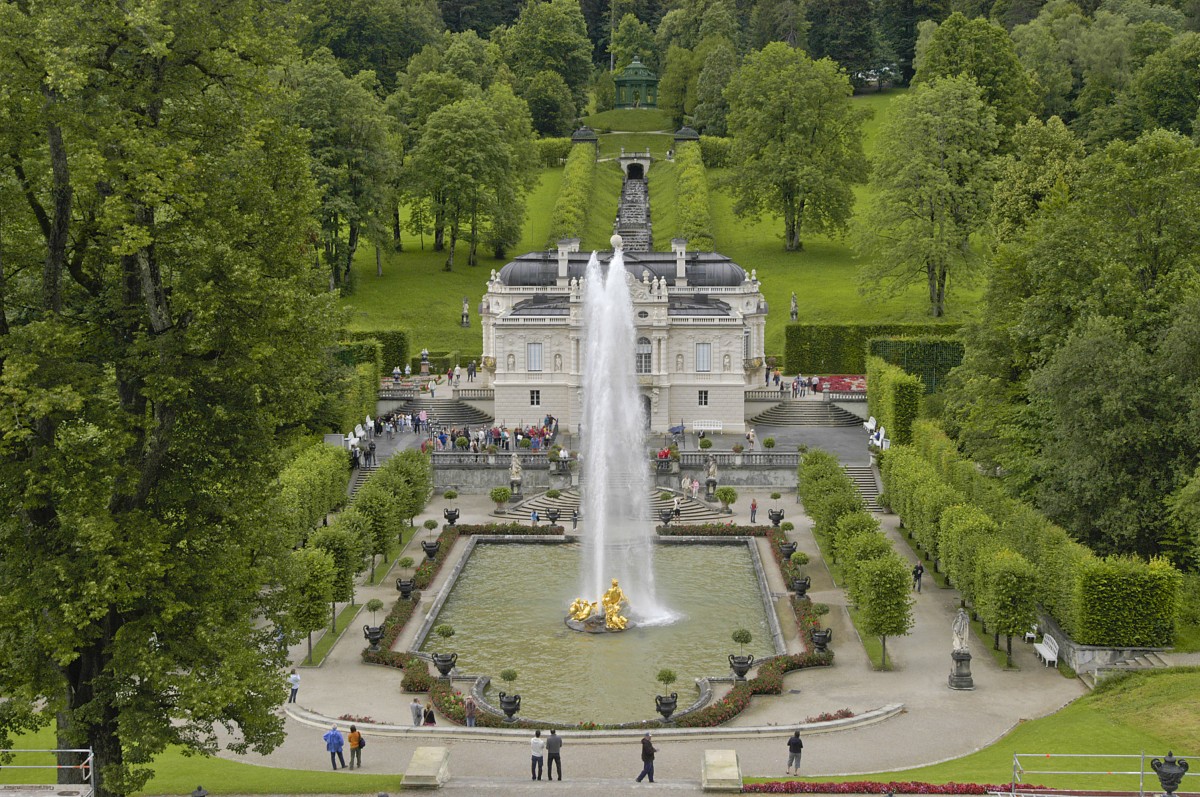 Schloss Linderhof, Blick vom Venustempel auf das Gartenparterre und die Sdfassade. Aufnahme: August 2008.