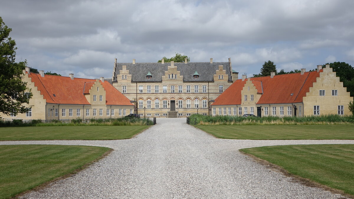 Schloss Lungholm, erbaut von 1853 bis 1856 nach Plnen von L. Winstrup, Seitenflgel erbaut im 17. Jahrhundert (18.07.2021)
