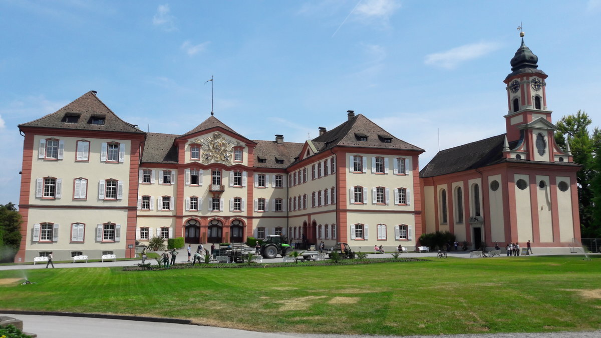 Schloss Mainau mit Kapelle. Die Insel hat eine Lnge 1,1 km und eine Breite von 610 m, Flche 44,7584 ha. Sie ist die drittgrte Insel im Bodensee. Am 01.06.2017