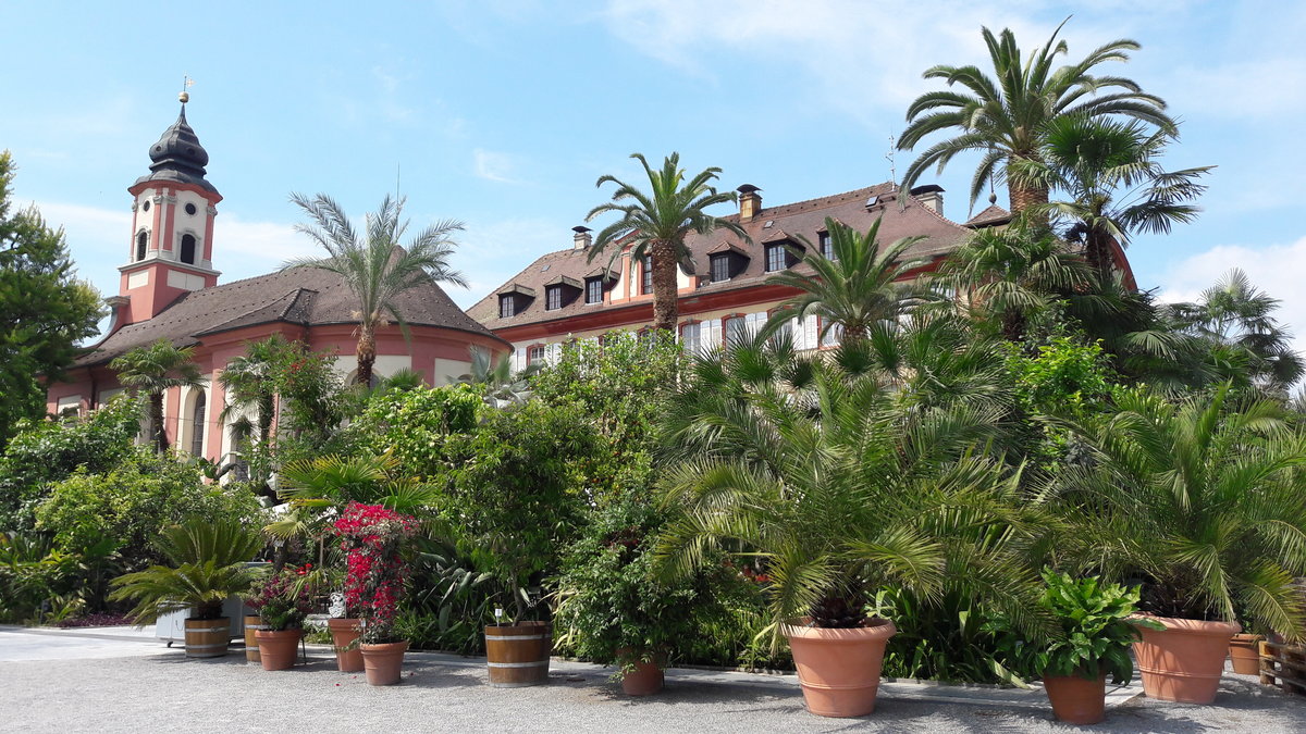 Schloss Mainau mit Kapelle. Die Insel hat eine Lnge 1,1 km und eine Breite von 610 m, Flche 44,7584 ha. Sie ist die drittgrte Insel im Bodensee. Am 01.06.2017