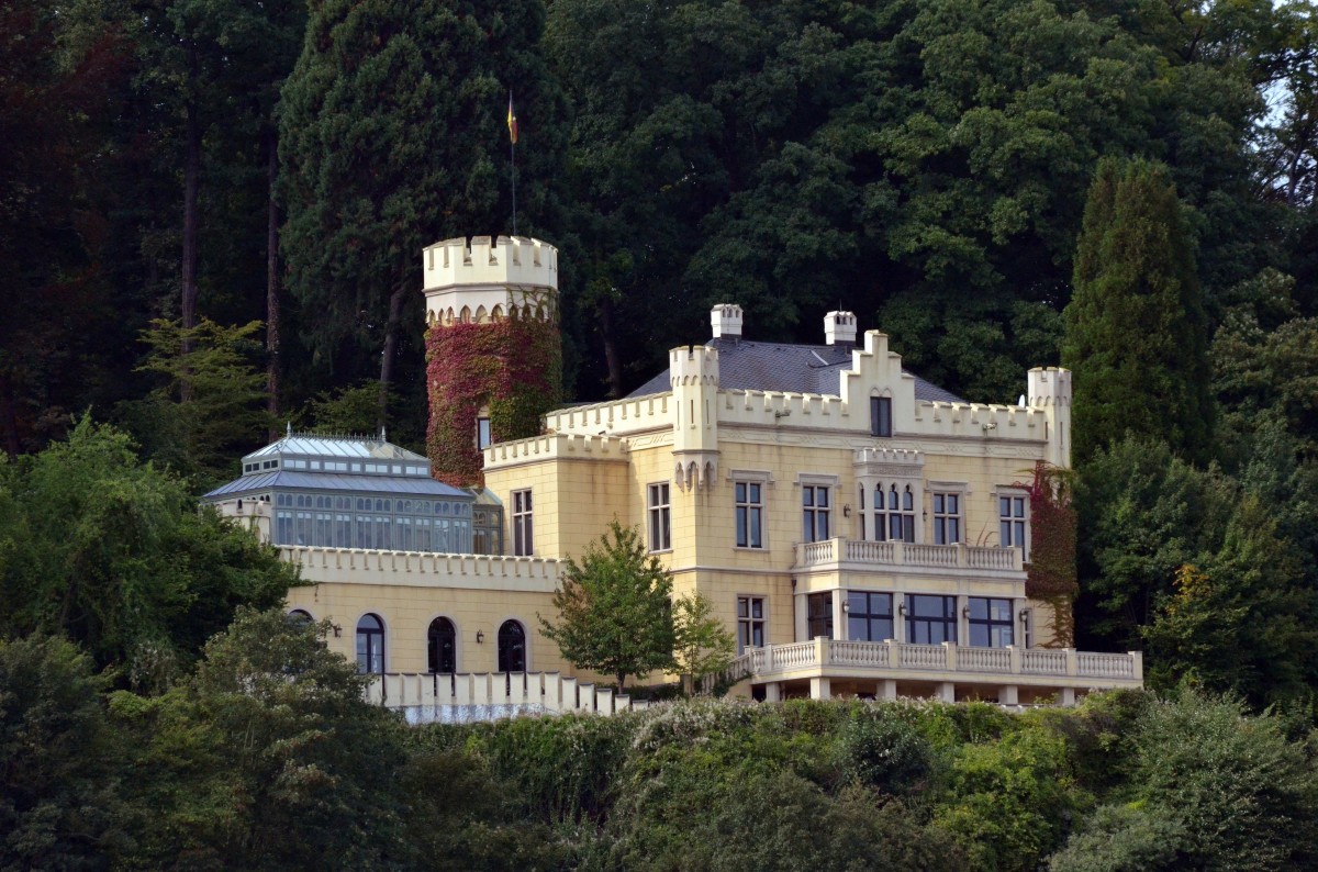 Schloss Marienfels ist ein im neugotischen Stil errichtetes Schloss in Remagen, einer Stadt im Norden von Rheinland-Pfalz. Umgeben ist das Schloss mit seinen etwa 800 Quadratmetern Wohnflche in 18 Zimmern von einem etwa 100.000 Quadratmeter groen bewaldeten Park. Gesehen am 21.09.2013