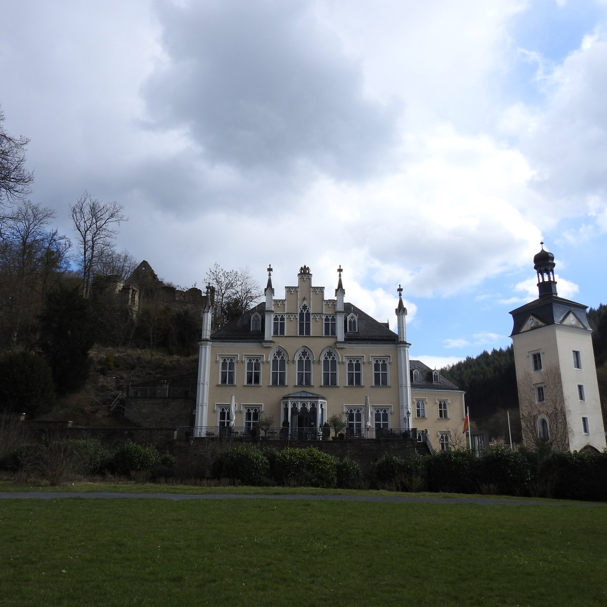 SCHLOSS MIT BURGRUINE SAYN IN BENDORF/KOBLENZ
Die Burgruine der 800 Jahre alten Stammburg der Frsten zu SAYN-WITTGENSTEIN erhebt sich auf einem
Felsrcken ber SCHLOSS SAYN,im neugotischen Stil von Frst Ludwig zu
SAYN-WITTGENSTEIN-SAYN ausgebaut und erweitert...von oben hat man wunderbare Ausblicke ber
die RHEIN-Ebene.....am 29.3.2018