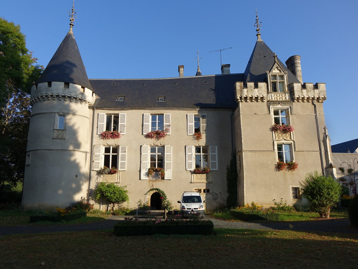 Schloss Montgivray, erbaut als Burganlage im 12. Jahrhundert, seit 1956 Rathaus der Gemeinde (21.09.2016)