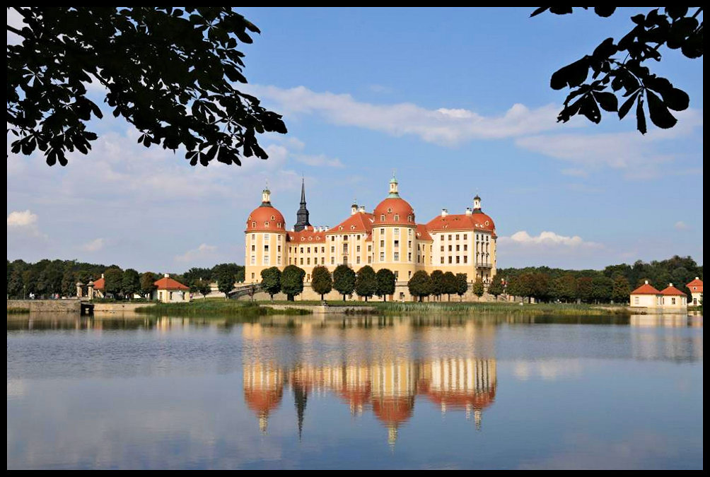 Schlo Moritzburg am 10.09.2021 von der Radeburger Strae aus gesehen. Das Schlo spiegelt sich sehr schn in dem davor liegenden See.