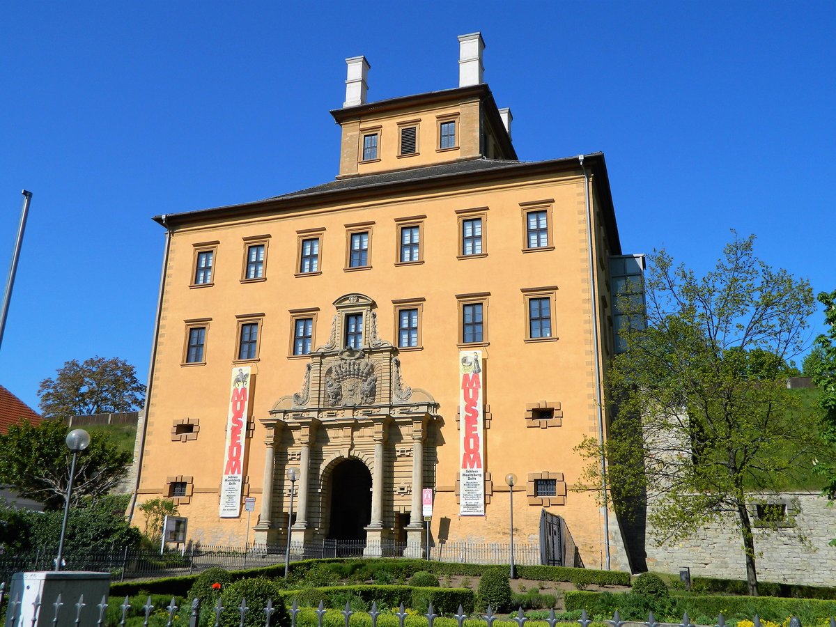 Schloss Moritzburg Zeitz. Das barocke Torhaus wurde von 1661 bis 1672 erbaut und erfuhr von 1996 bis 2005 eine umfangreiche Sanierung. Heute befindet sich hier die Bibliothek der Lutheriden e.V. (11.05.2017)