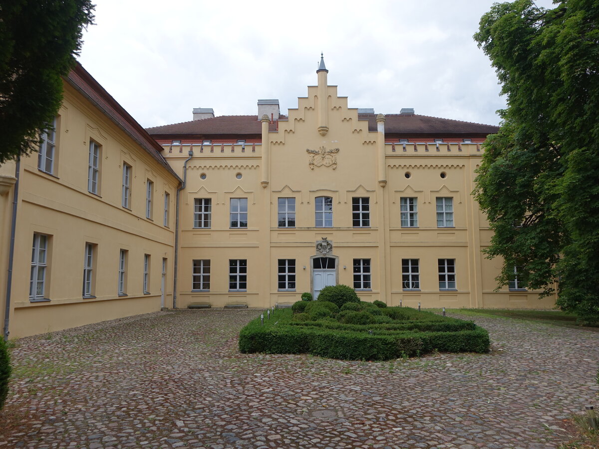Schloss Nennhausen, erbaut 1705, Wohnsitz der romantischen Schriftsteller Caroline von Briest und ihres Ehemanns Friedrich de La Motte Fouqu, Architekt Georg Christoph von Briest (08.07.2025)