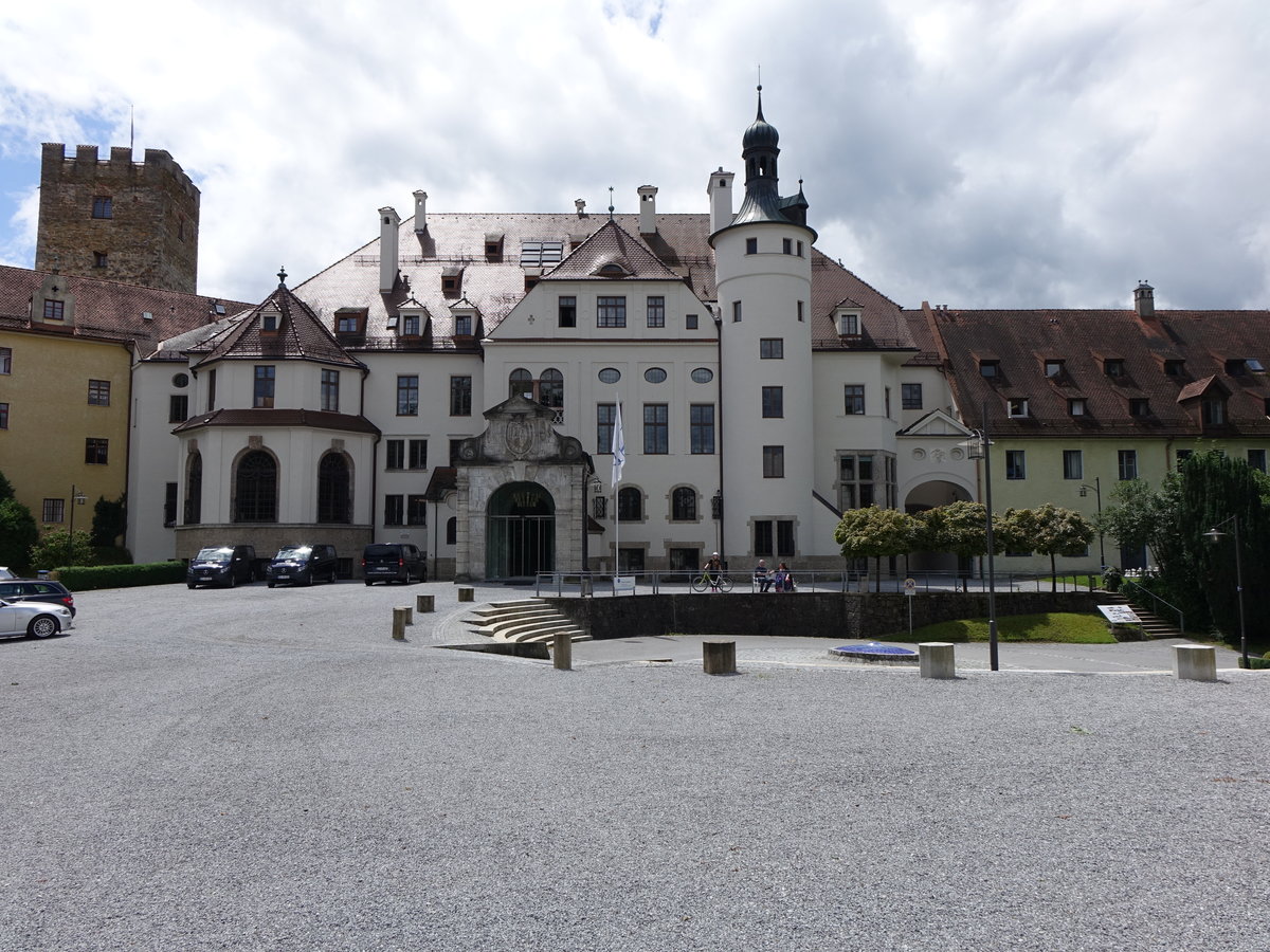 Schloss Neubeuern. Anlage aus mehreren Jahrhunderten, Umbau des Westflgel von 1895 bis 1908 durch Gabriel von Seidl, Schlosskapelle St. Augustin, Osttrakt 1751 barock erbaut von  Johann Baptist Gunetzrhainer (03.07.2016) 