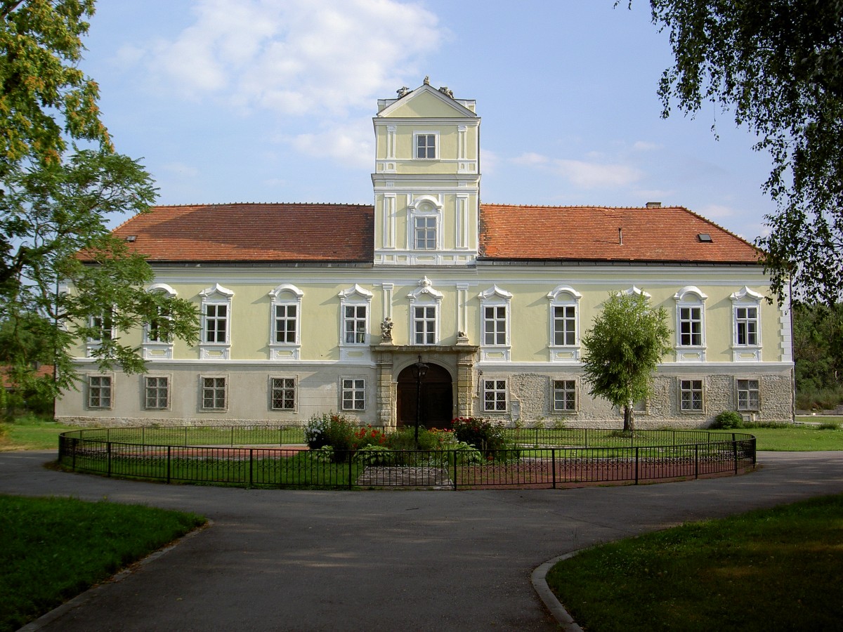 Schloss Obersiebenbrunn, erbaut bis 1725 durch Georg Wilhelm Jrger, seit 2001 koptisches Kloster (27.07.2014)