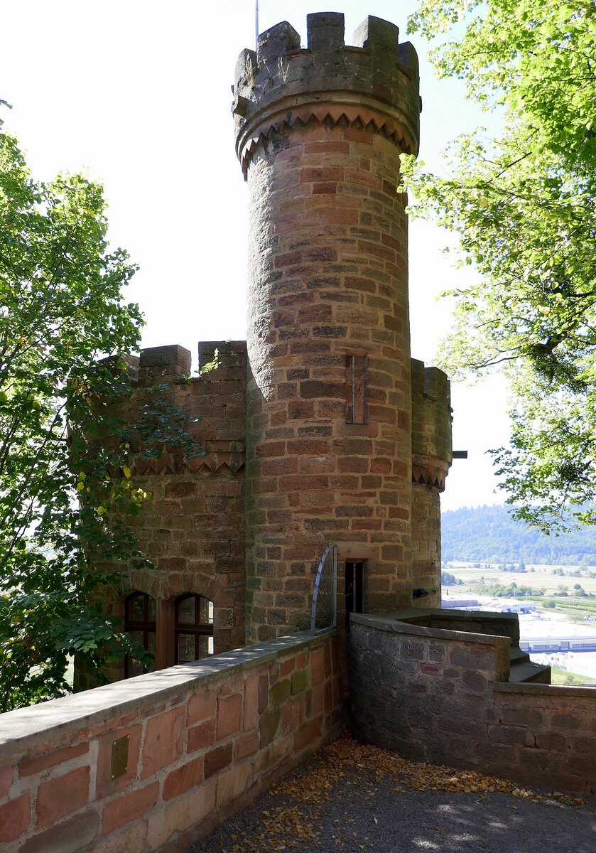 Schlo Ortenberg, einer der symbolhaften Wehrtrme des Schloes, vom Innenhof gesehen, Aug.2022