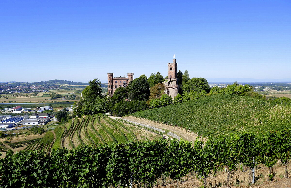 Schlo Ortenberg, der Ursprung der Anlage liegt im 11./12.Jahrhundert, nach Zerstrungen der Neubau 1838-43, der baltische Baron von Berckholz lies die Mischung aus Schlo und Burg im Stil der angelschsischen Neugotik errichten, seit 1942 wird die Anlage von einer Jugendherberge genutzt, Ansicht von Nord-Ost, Aug.2022 