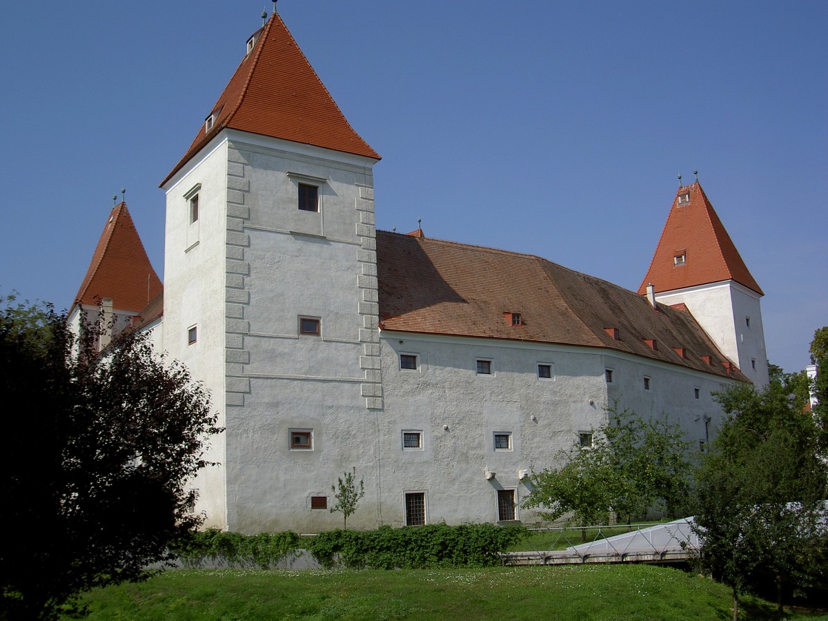 Schloss Orth an der Donau, erbaut als viertürmige Wasserburg durch die Adelsfamilie Lengenbachern um 1200, 1529 im Zuge der Türkenbelagerung zerstört und durch Niklas Graf Salm wieder aufgebaut, heute Nationalpark Zentrum der Donau Auen (27.07.2014)