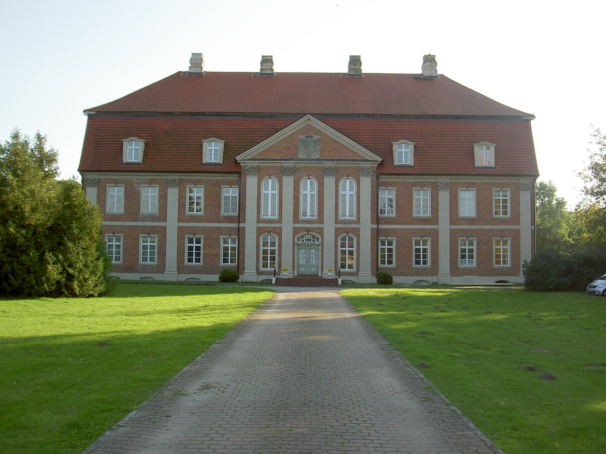 Schloss Prebberede, erbaut 1778 nach Plnen des Gstrower Baumeisters Sidon fr Carl Friedrich Graf von Bassewitz (16.09.2012)