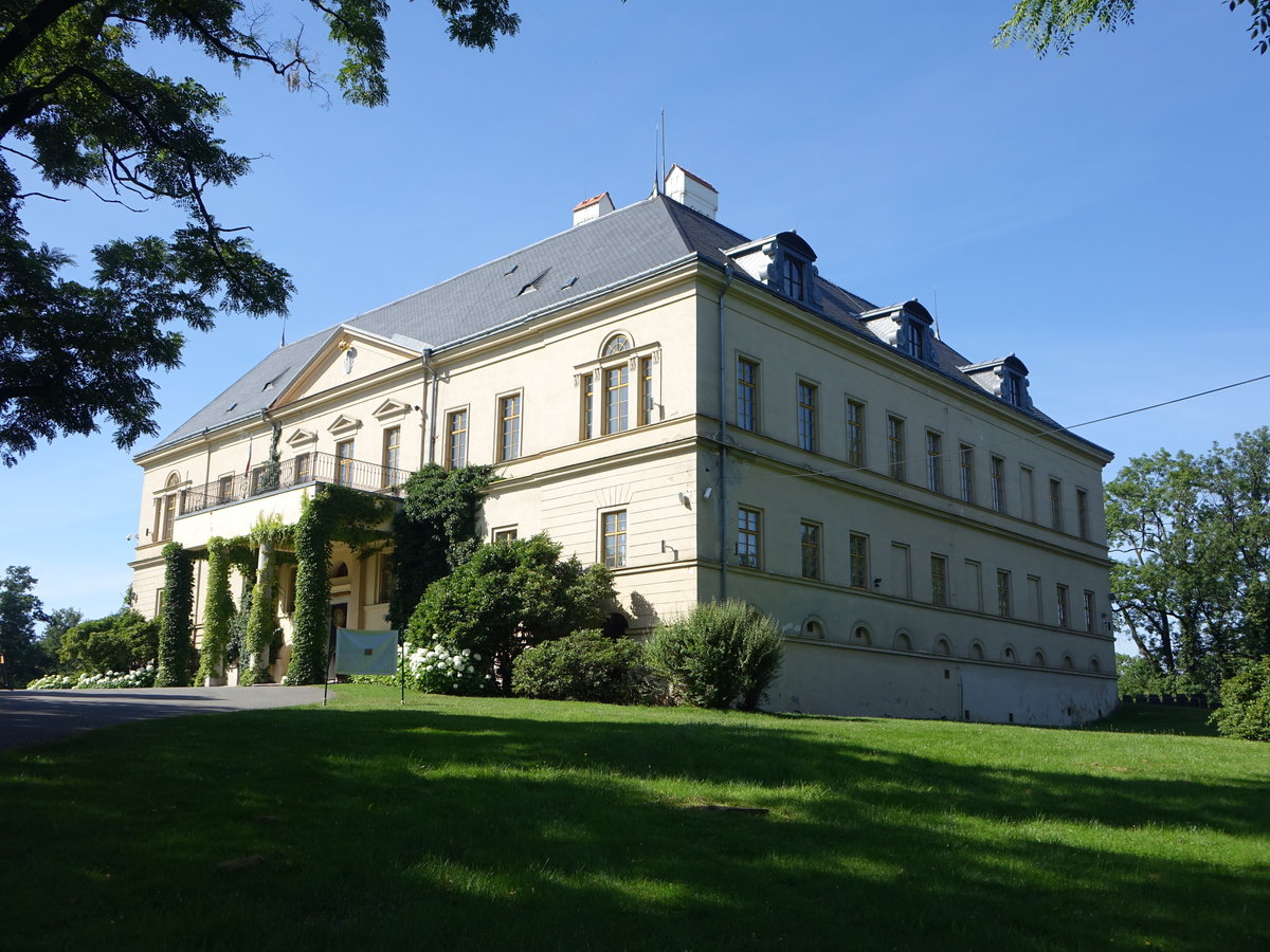 Schloss Radun, erbaut von 1816 bis 1822 im Empirestil (02.08.2020)