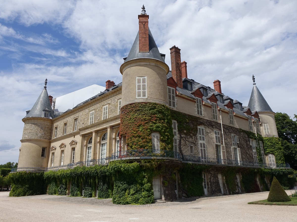Schloss Rambouillet, erbaut 1368 von Jean Bernier, bis heute der Sommersitz des franz. Prsidenten (18.07.2015)