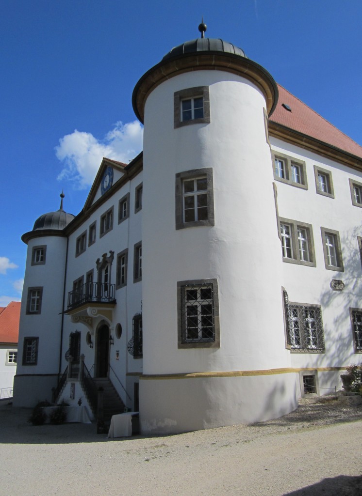 Schloss Reimlingen, barockes dreigeschossiges Gebude, erbaut von 1593 bis 1595 durch den Deutschen Orden, heute Rathaus der Gemeinde (24.08.2014)