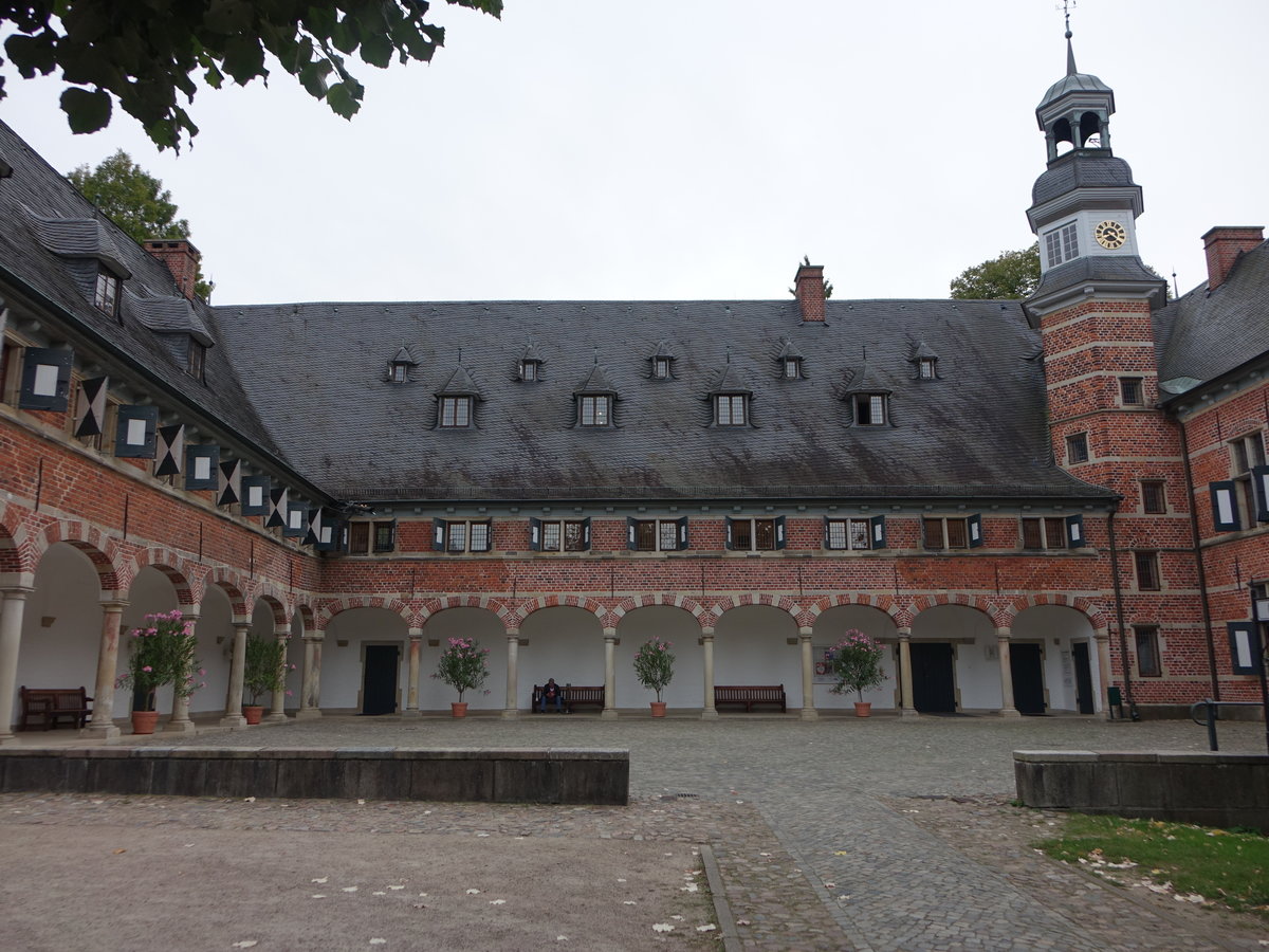Schloss Reinbek, erbaut im 16. Jahrhundert als Nebenresidenz des herzoglichen Hauses Schleswig-Holstein-Gottorf, dient heute als Kunst- und Kulturzentrum der Stadt Reinbek (26.09.2020)