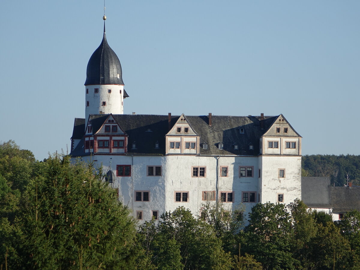 Schloss Rochsburg, erbaut im 12. Jahrhundert auf einem dreiseitig von der Zwickauer Mulde umflossenen Felssporn (16.09.2023)
