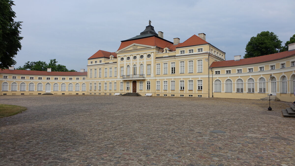 Schloss Rogalin, erbaut von 1768 bis 1774 durch die Familie Raczyński, heute Teil des Nationalmuseums Posen (12.06.2021)