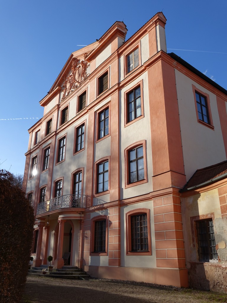 Schloss Rohrbach, dreigeschossiger Rechteckbau mit steilem, stlich abgewalmtem Satteldach, im Kern 14./15. Jahrhundert, Verlngerung nach Osten und Ostfassade 1737-40 (27.12.2015)