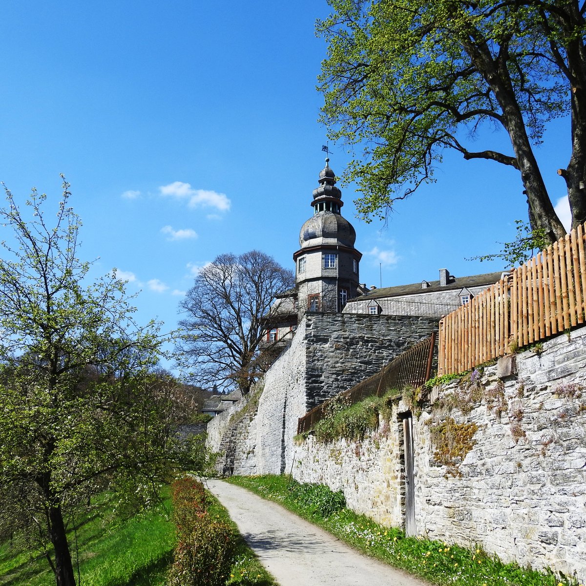 SCHLOSS-ROMANTIK IN BAD BERLEBURG/NRW
Mrchenhafte Eindrcke gewinnt man bei einem Rundgang um SCHLOSS BERLEBURG im Kreis SIEGEN-
WITTGENSTEIN,hier am Frhlingstag,dem 10.5.2017....