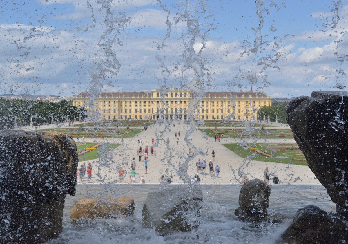 Schloss Schnbrunn durch den Neptunbrunnen gesehen am 09.07.2015