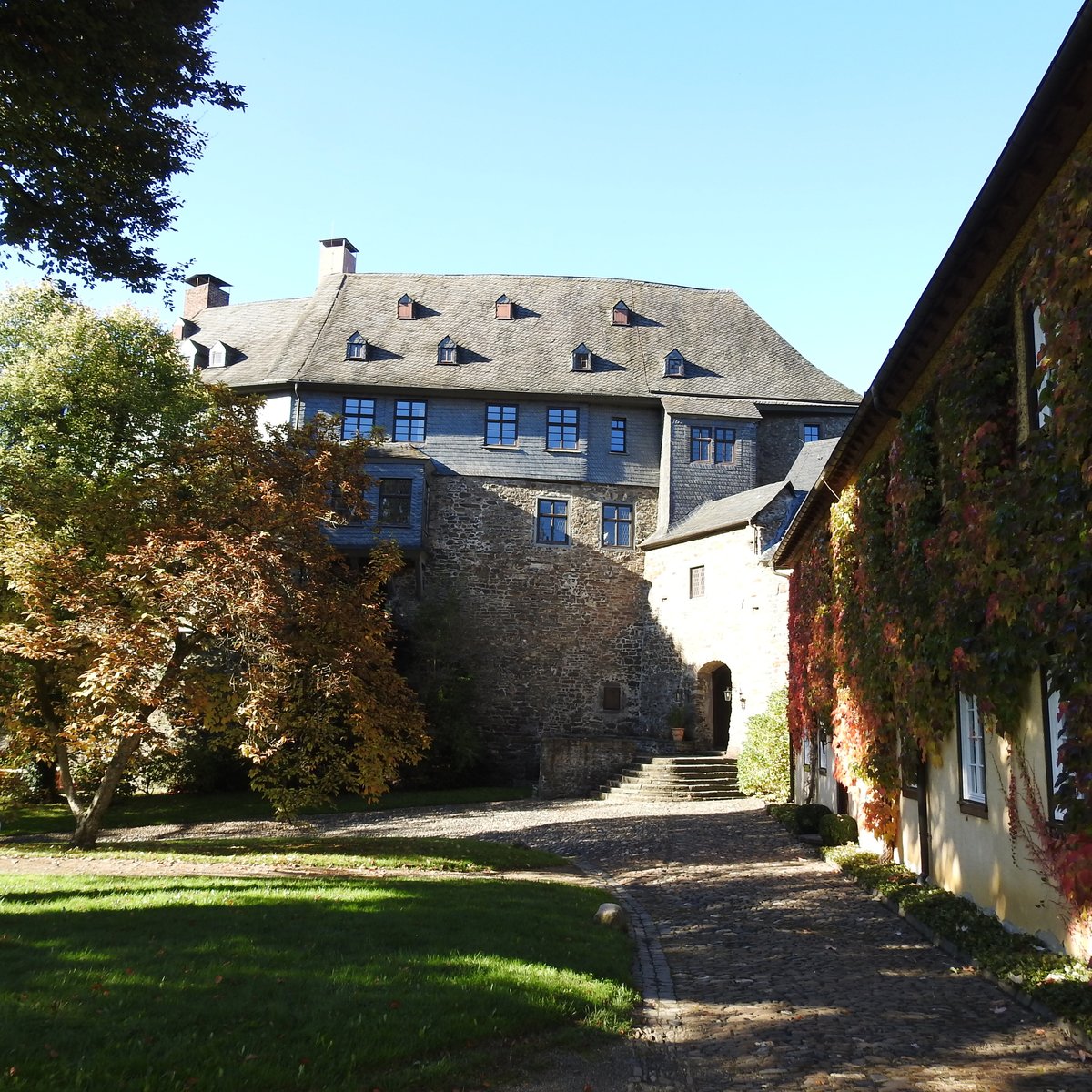 SCHLOSS SCHNSTEIN/SIEG-INNENHOF
An der Mndung des ELBBACHS in die SIEG bei WISSEN gelegen,1255 erstmals urkundlich erwhnt,ist das Schloss
mit dem mrchenhaften Innenhof heute Sitz der FRSTL.-HATZFELDT-WILDENBURGISCHEN KAMMER-hier bei
traumhaftem Herbstwetter am 14.10.2017....