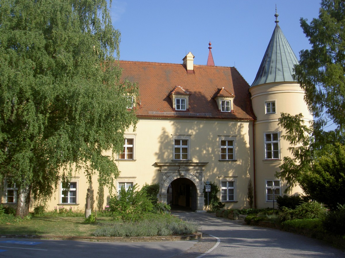 Schloss St. Martin im Grazer Stadtteil Stragang, erbaut 1557, 1638 Umbau unter Baumeister Peter Fasoll, seit 1914 Volksbildungsheim (19.08.2013)