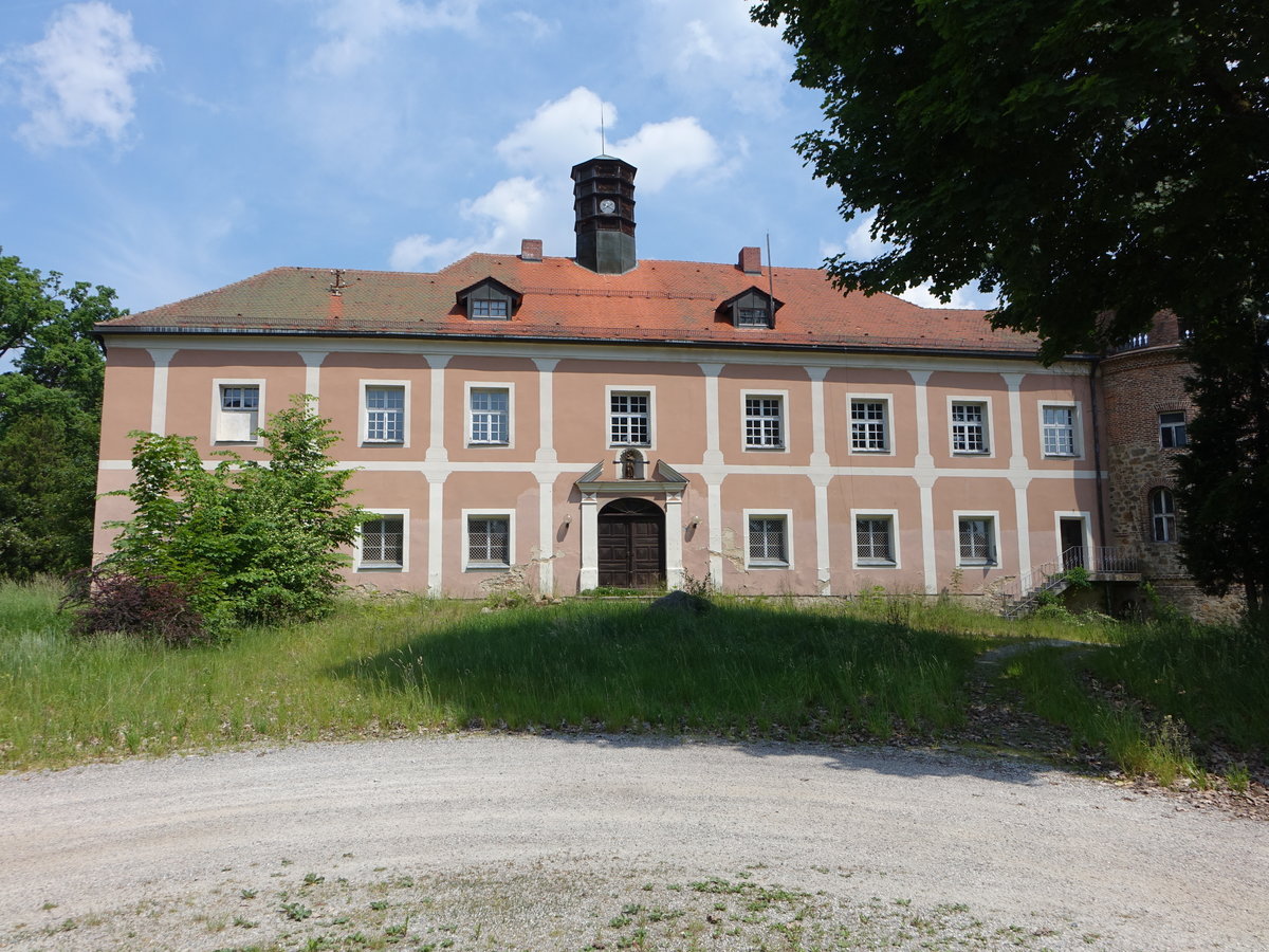 Schloss Stamsried, zweigeschossige Vierflgelanlage mit Walmdchern, erbaut im 17. Jahrhundert (03.06.2017)