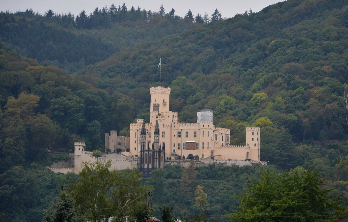 Schloss Stolzenfels,  Im Jahre 1823 bedachte die Stadt Koblenz den preuischen Kronprinzen Friedrich Wilhelm, Sie schenkte ihm eine Ruine – die berreste der mittelalterlichen Burg  Stolzenfels. Bis 1847 entstand dort schlielich der bis heute wohl schnste und bedeutendste Baukomplex der preuischen Rheinromantik: Schloss Stolzenfels, sdlich vor den Toren von Koblenz. Gesehen am 06.10.16.