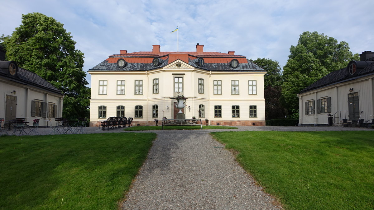 Schloss Sturehov. Das zweigeschossige Hauptgebäude ist ein typisches Beispiel für den gustavianischen Stil. Das Schloss wurde in den 1780er Jahren nach Plänen des Architekten Carl Fredrik Adelcrantz erbaut (04.06.2018)