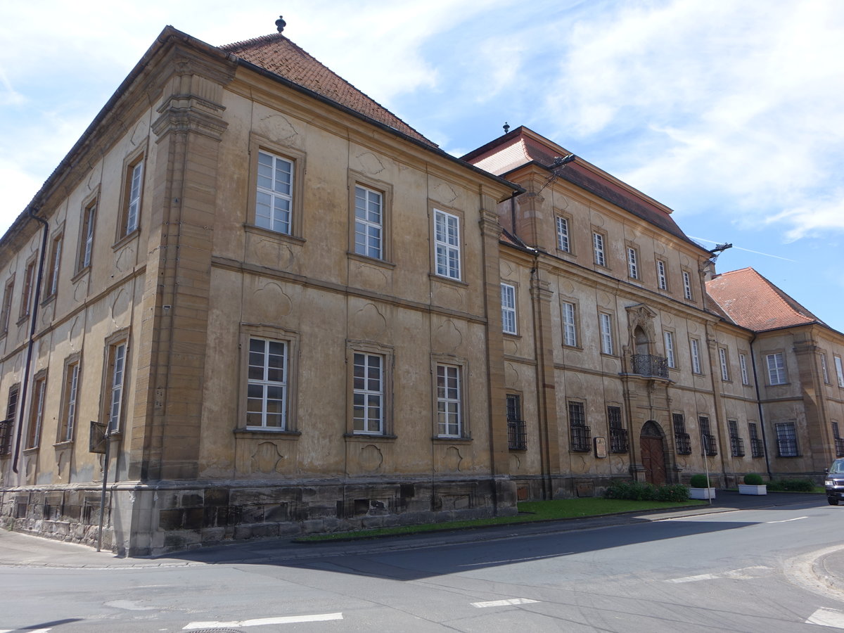 Schloss Sulzheim, ehemaliges Ebracher Amtsschloss in der Wilhelm Behr Strae, Hauptflgel mit Mittelpavillon und seitlichen Querflgeln, erbaut von 1722 bis 1728 nach Plnen von Joseph Greising (28.05.2017)