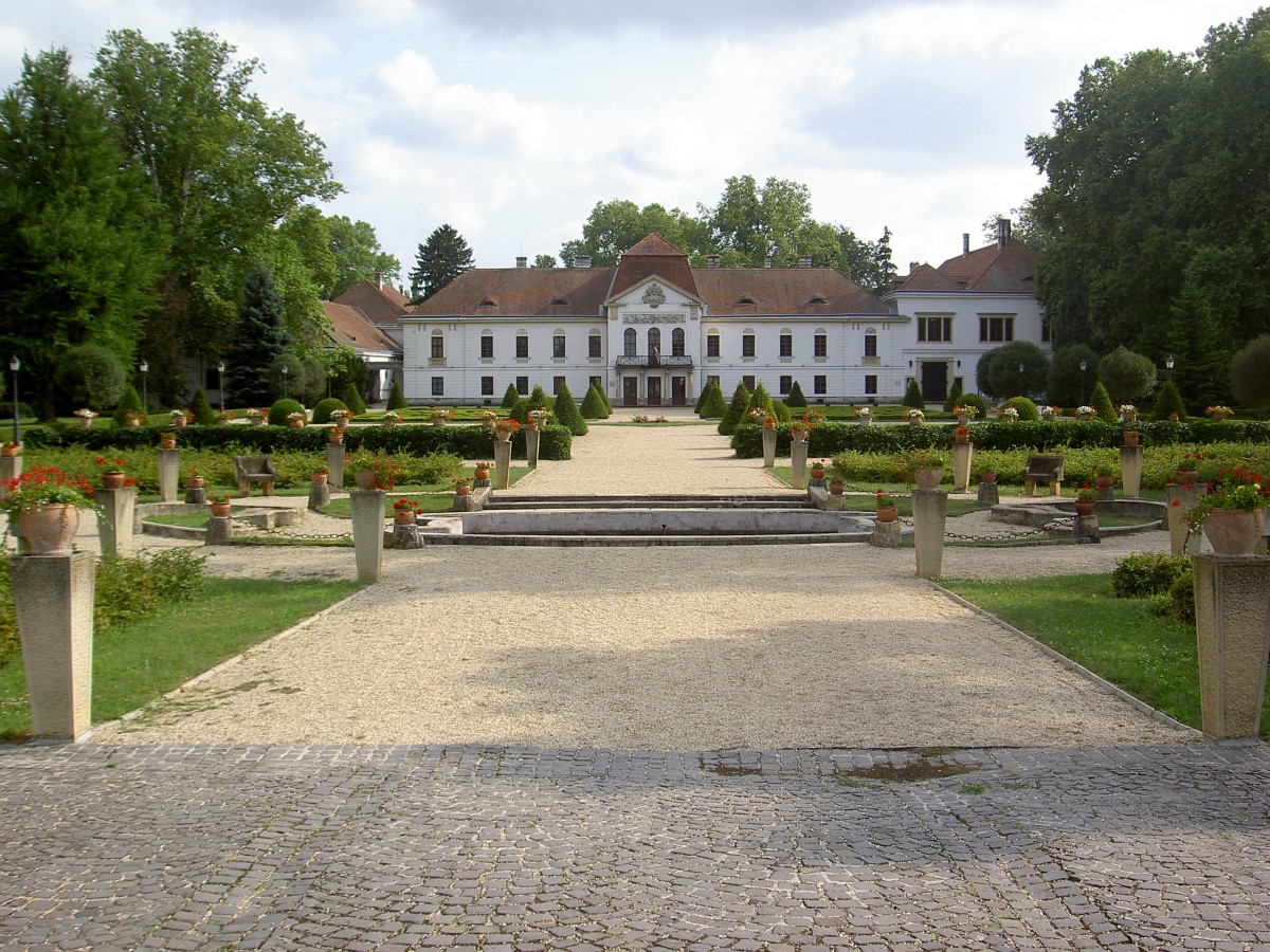 Schloss Szechenyi in Nagycenk, erbaut ab 1741, modernisiert von 1834 bis 1840 durch Baumeister Ferdinand Hild, heute Schlohotel (27.07.2014)