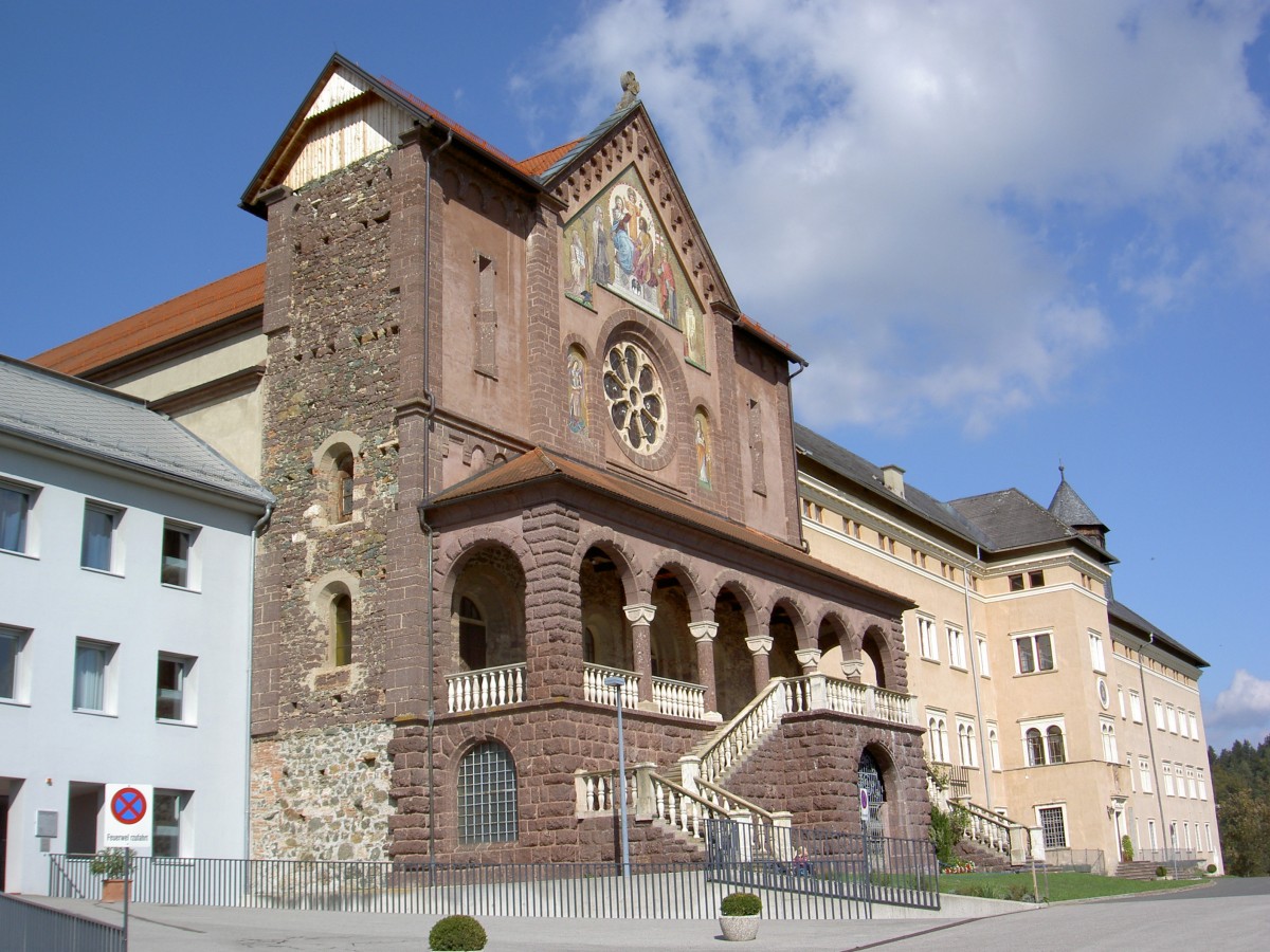 Schloss Tanzenberg mit Schlosskirche, erbaut ab 1515, Umbau unter Georg von Gutmannsthal 1898, heute Bundesgymnasium (02.10.2013)