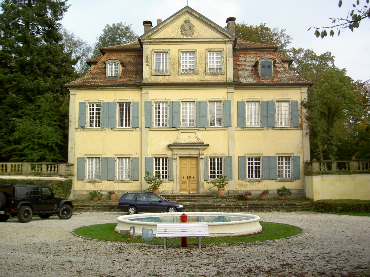 Schloss Thrnhofen, zweigeschossiges Gebude mit Mansardwalmdach, erbaut im 18. Jahrhundert (25.10.2014)