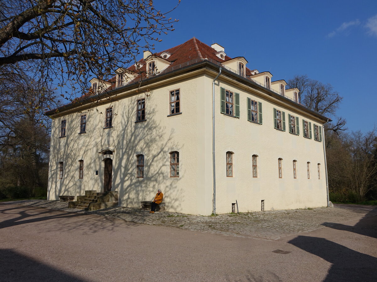 Schloss Tiefurt, kleines Landschloss an der Ilm, erbaut im 16. Jahrhundert, Umbau 1765 (09.04.2023)