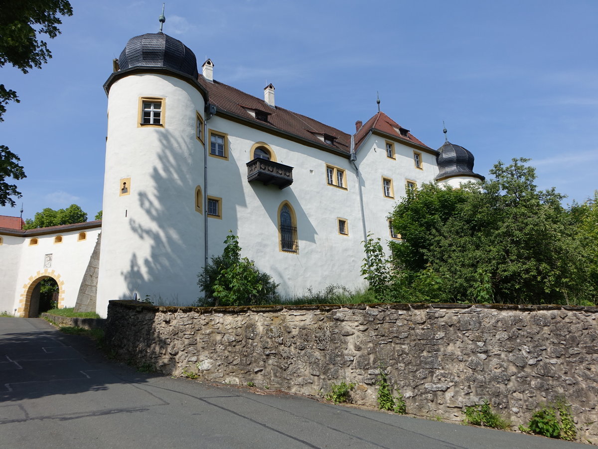 Schloss Unteraufsess, dreigeschossiger gewinkelter Halbwalmdachbau, drei runde Ecktrme mit Zwiebelhaube, erbaut bis 1677 (19.05.2018)